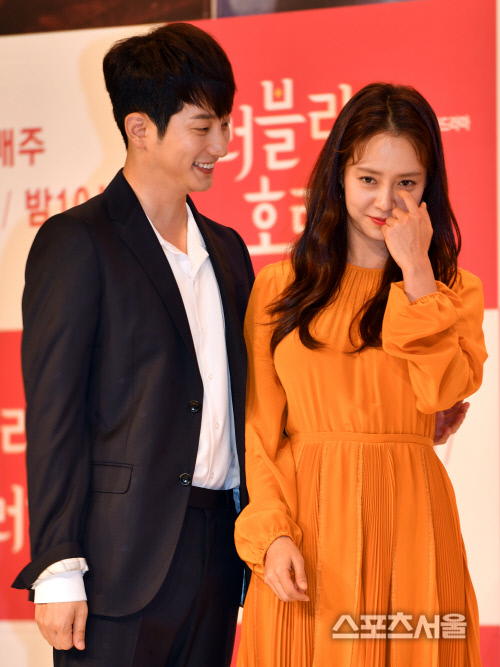 박시후와 송지효 '우리 뭐 할까?'[포토]