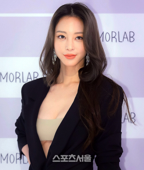 파격 패션의 한예슬, "너무 아찔한가요?"[포토]