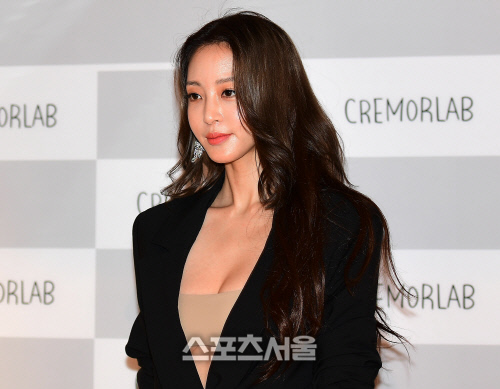 아찔한 매력의 한예슬, "한숨 소리가 여기저기서 들리네요~"[포토]