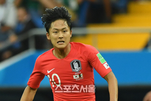 [포토] 이승우, 치열하게 공을 쫓는 근성!