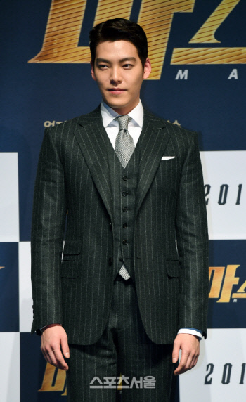 [SS이슈]김우빈, 1년 만에 근황 포착…절친 이종석과 함께