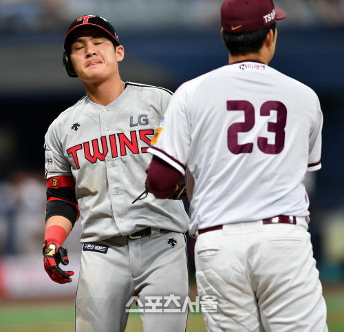 9회초 태그아웃되는 오지환[포토]