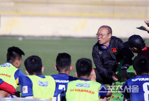 경기전 선수단에게 전술을 전달하는 박항서 감독