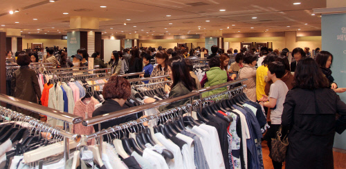 '주 52시간' 한 달…강북에선 장 보고 강남에서 명품 산다