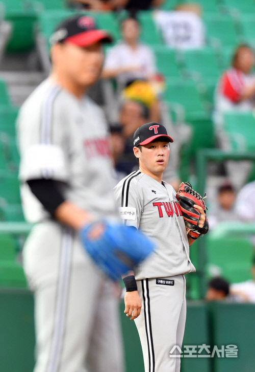 [포토]아웃카운트 착각 양석환, 내가 뭘 한거지?