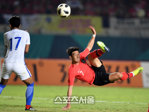 [포토] 오버헤드킥 하는 손흥민 \'들어가라\'