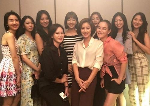 [★SNS]"미모 올킬"…김성령, 미스코리아 출신 후배들과 찰칵