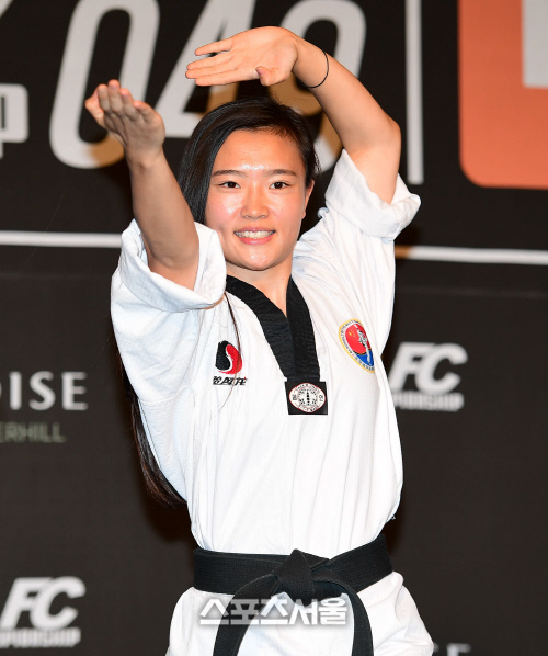 [로드FC 049]스트로급 스밍, 힘과 타격으로 하라다 시호에 2-1 판정승