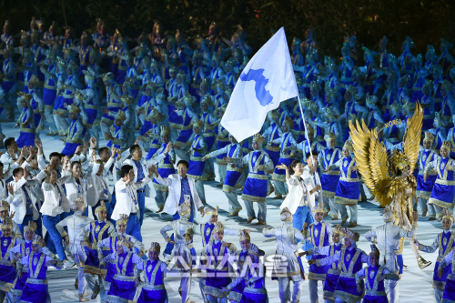 [포토] 2018 자카르타-팔렘방 아시안게임 개막식, 남북선수들은 공동 입장