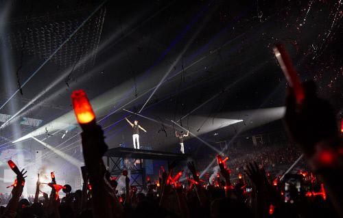 'K-POP 제왕' 동방신기, 태국 콘서트 대성황…격이 다른 퍼포먼스