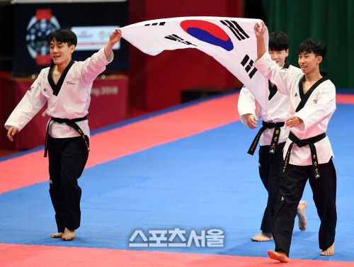[포토] 태권도 품새 남단체 한영훈-김선호-강완진, 金