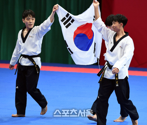[포토] 한영훈-김선호-강완진, 태권도 품새 단체 금 획득!