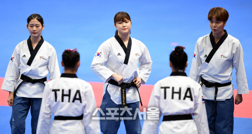 [포토] 곽여원-최동아-박재은 태권도 품새 여단체, 아쉽게 은메달