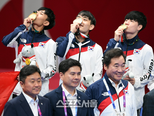 [포토] 한영훈-김선호-강완진, 태권도 품새 남자단체 금메달~