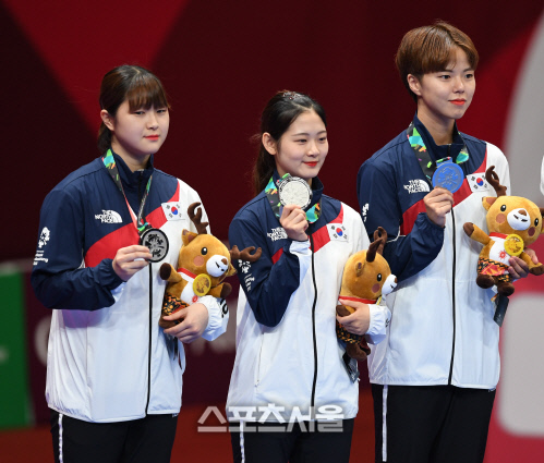 [포토] 곽여원-최동아-박재은, 태권도 여자품새단체 은메달