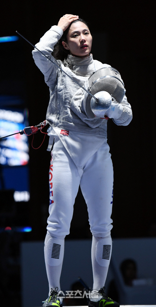 [포토] 펜싱 김지연, 결승 진출 실패