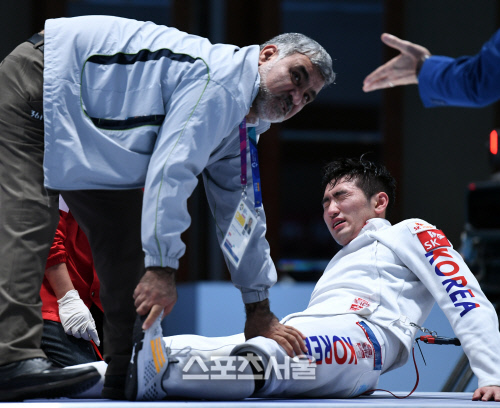 [포토] 부상에 주저 앉은 박상영, 값진 은메달 획득