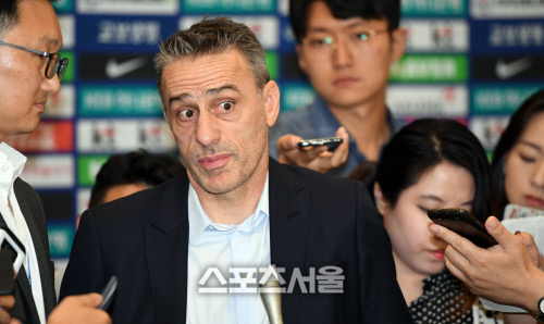 [포토]파울루 벤투 감독, 쏟아지는 관심