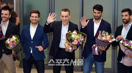 [포토]파울루 벤투 감독 사단, 한국 입성!