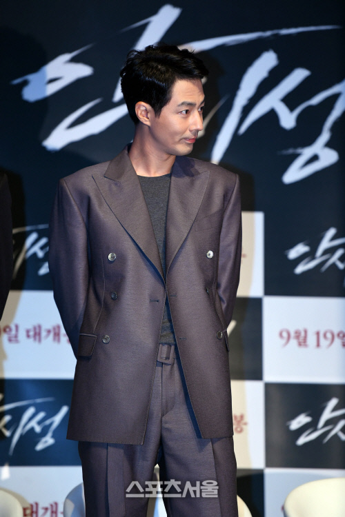 [포토]조인성, 우리는 물러서는 법을 배우지 못했다