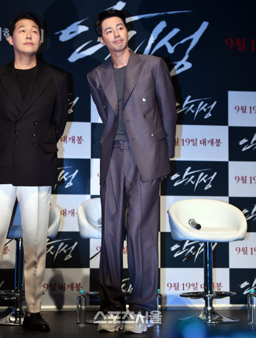 [포토]안시성의 조인성, 타고난 기럭지~