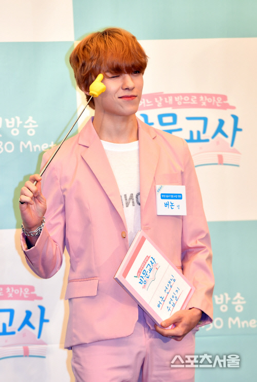 \'방문교사\'  버논(세븐틴), 애교윙크 발사![포토]