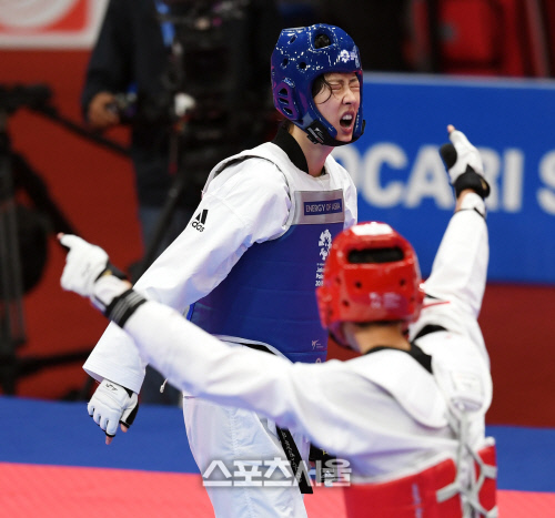 [포토] 태권도 이아름, 아시안게임 2연패 실패 '은메달'