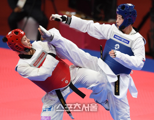 [포토] 이다빈, 거침없이 하이킥