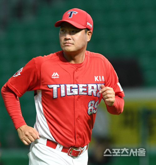 [포토] KIA 유동훈 코치, 서머리그의 마운드를 지켜라~!