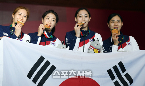[포토] 김지연-윤지수-최수연-황선아, 女 사브르 단체 금메달
