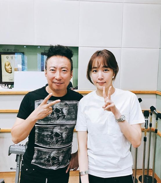 [★SNS]김이나, '라디오쇼' 출연 인증샷 공개 "박효신과 차별 아냐"