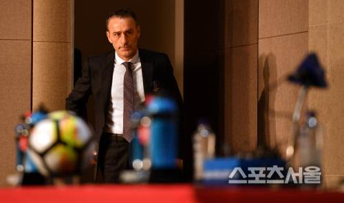 기자회견장 들어서는 벤투 감독[포토]
