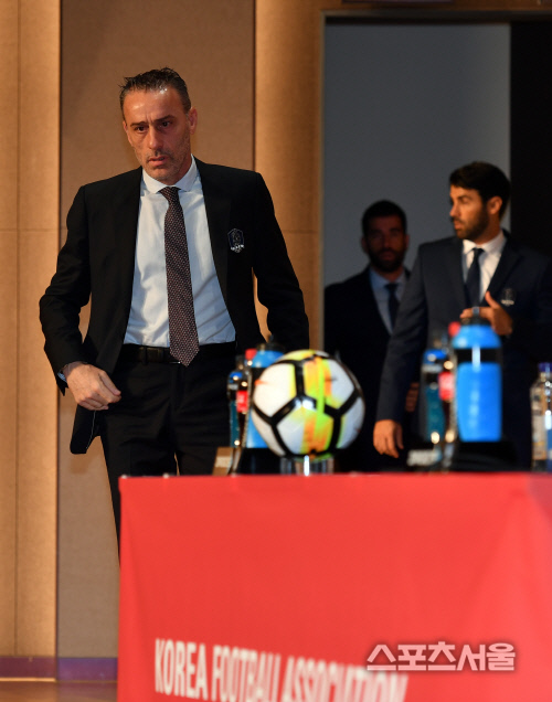 기자회견장 들어서는 벤투 감독[포토]