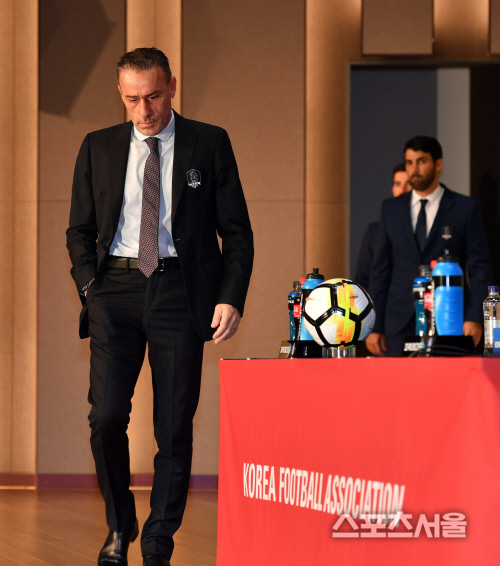 기자회견장 무대에 서는 벤투 감독[포토]