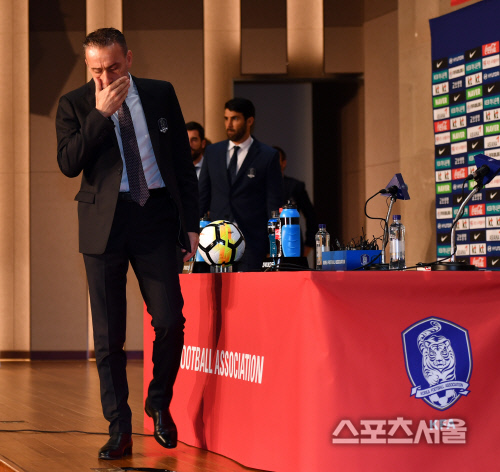 기자회견장 무대에 서는 벤투 감독[포토]