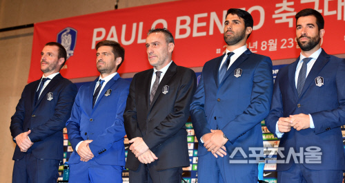 기자회견장 무대에 선 벤투감독과 코치들, 긴장감에 굳은 표정[포토]