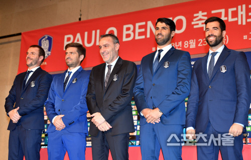 기자회견장 무대에 선 벤투감독과 코치들[포토]