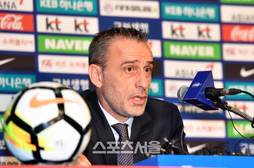 질문에 답하는 벤투 감독[포토]