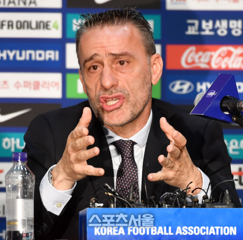 한시간 넘게 기자회견 진행하는 벤투감독[포토]
