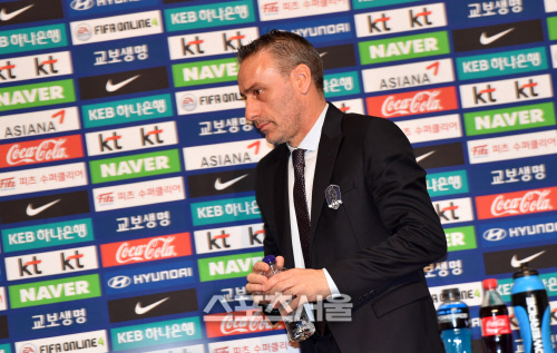 기자회견 끝내는 벤투감독[포토]
