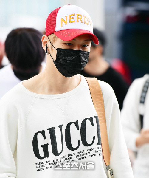 출국하는 강다니엘, '빨간 모자와 블래마스크 그리고 구찌 티셔츠의 조화!'