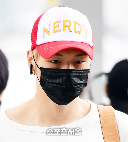 모자의 챙밑으로 보이는 강다니엘의 눈빛, 모성본능과 여심을 자극하는 찌릿한 시선![포토]