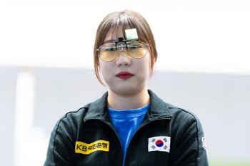 [자카르타AG]아! 아쉬운 2발…김민정, 사격 여자 10ｍ 공기권총 은메달