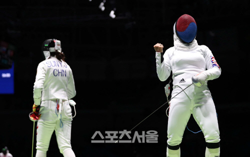 [자카르타AG]한국 여자 에뻬, 중국에 져 2회 연속 은메달