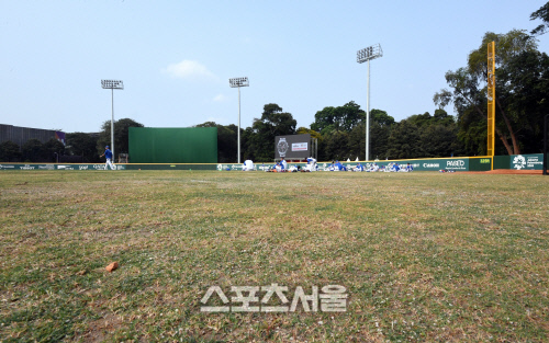 [포토] 잔디 상태 엉망, 아시안게임 야구경기장