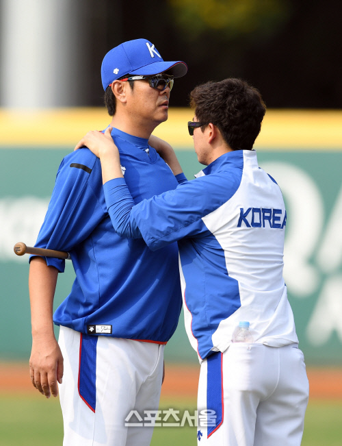 [포토] 정민철 코치 \'어깨가 뻐근해\'