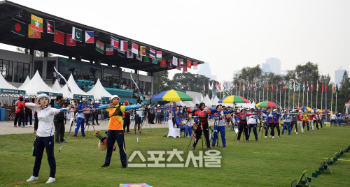 [자카르타AG]남녀 양궁 리커브 대표팀, 단체전 동반 결승행…은메달 확보