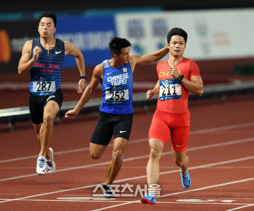 [포토] 육상 100m 중국 쑤빙텐, 압도적 1위로 예선 통과