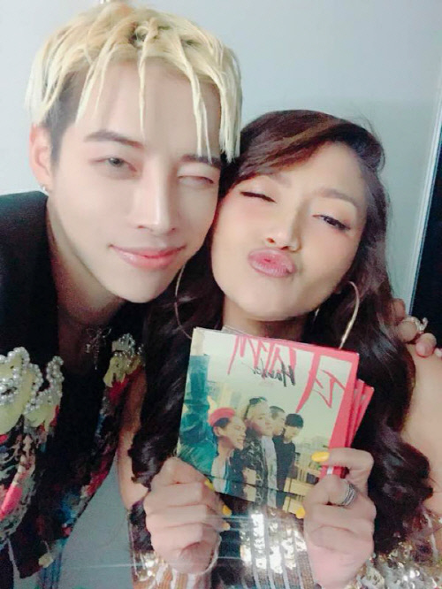 아우라, 인도네시아 가수 시티 바드리아와 인증샷 공개