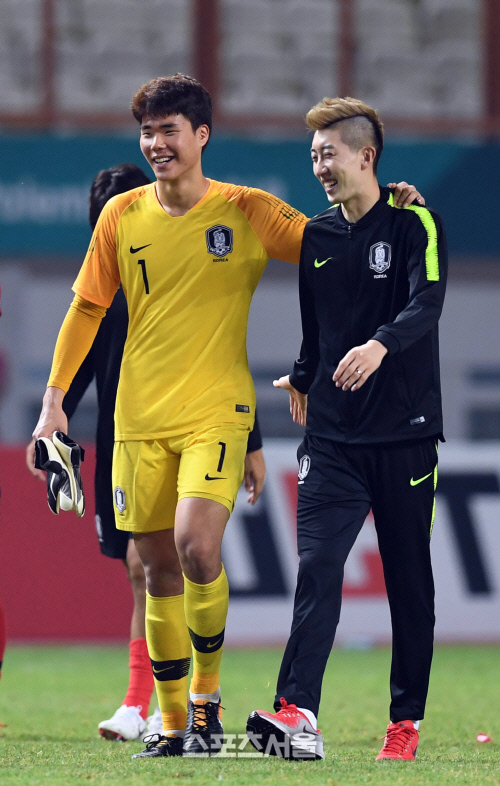 [포토] 웃음 찾은 송범근-조현우